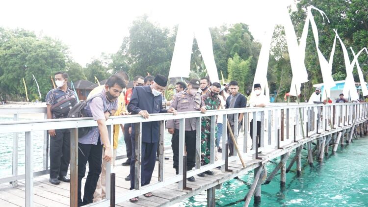 KUNJUNGI PULAU SIRANDAH— Gubernur Sumatera Barat Mahyeldi saat melakukan kunjungan ke lokasi Pulau Sirandah.
