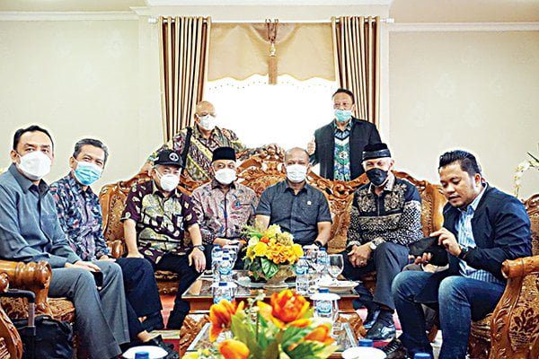 SAMBUT— Kehadiran 15 Anggota Komisi I DPR RI yang dipimpin oleh Wakil Ketua Komisi I, Bambang Kristiono, itu disambut langsung oleh Gubernur Sumbar, Mahyeldi Ansharullah di Ruang VIP BIM, Jumat (28/1).