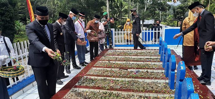 Gubernur Sumatera Barat Dukung Revitalisasi Lokasi Bersejarah Peristiwa Situjuah 1 TABUR BUNGA— Gubernur Sumbar Mahyeldi tabur bunga di makam pahlawan Situjuah saat kunjungannya ke Nagari Situjuah Batua.