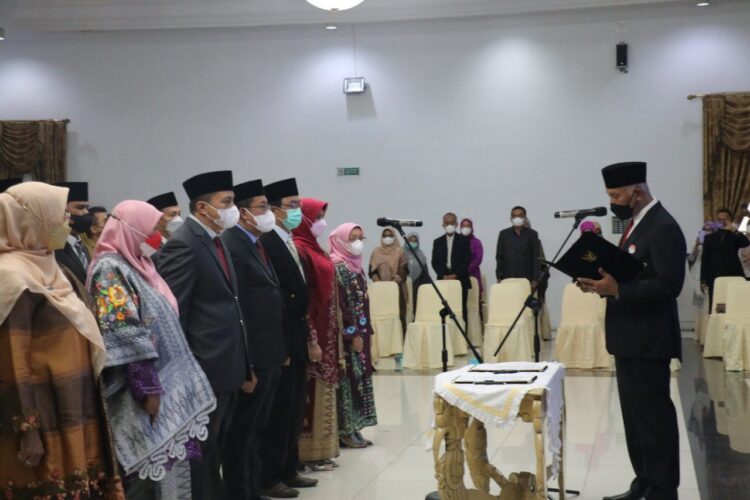 DILANTIK—Gubernur Sumbar, Mahyeldi Ansharullah melantik dan mengambil sumpah 16 Pejabat Pimpinan Tinggi Pratama di lingkungan Pemprov Sumbar, di Auditorium Gubernuran, Senin (3/1).
