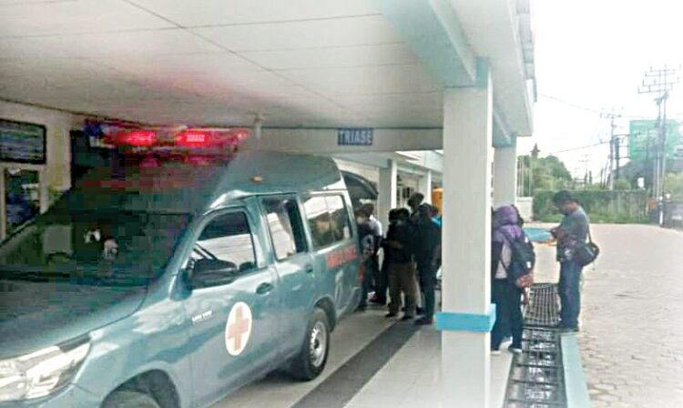 Prajurit TNI Tewas Diserang, Mayjen Cantiasa: Selangkah pun Kami Tak Mundur 1 BAWA— Mobil Ambulans yang membawa anggota TNI AD yang terluka.