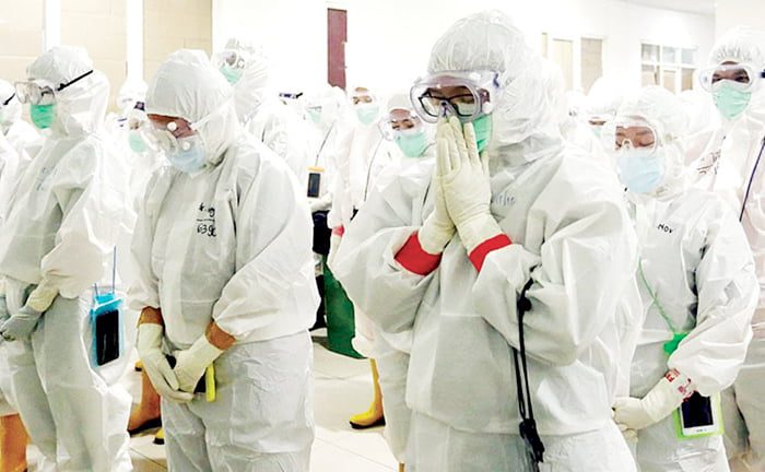 BERDOA— Sejumlah nakes yang ditempatkan di di Rumah Sakit Darurat Covid-19 (RSDC), Wisma Atlet, Kemayoran, Jakarta, melakukan ritual berdoa saat melakukan tugas melayani pasien yang terpapar Covid-19 maupun yang tengah melakukan karantina.