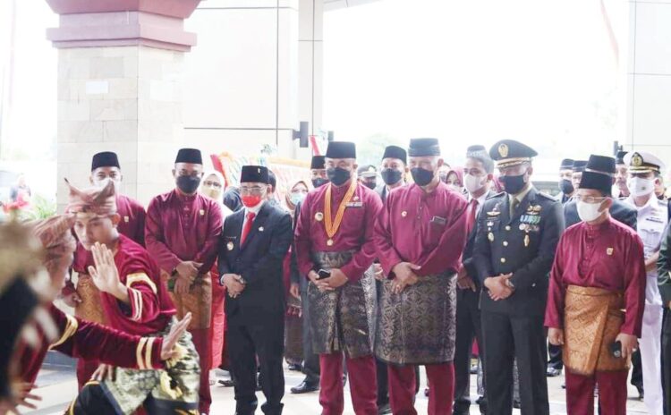 Rombongan Bupati Sutan Riska dan Gubernur Sumbar Mahyeldi serta Pimpinan DPRD disambut dengan tari galombang saat memasuki kompleks Gedung DPRD Dharmasraya, Jumat (7/1).