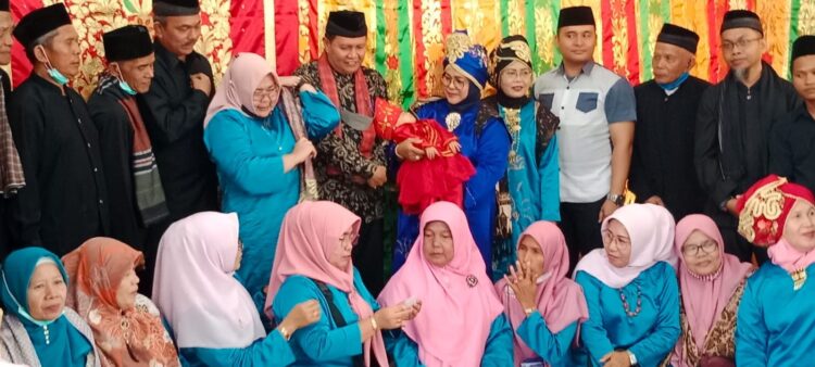 Foto Bersama— Ketua MPA Irwan Basir Dt Rj Lama dan Ketua KAN Suardi Dt rj Bujang dan anggota DPRD Padang Salisma foto  bersama usai melaksanakan kegiatan tradisi turun mandi anak di Kantor KAN Pauh IX.