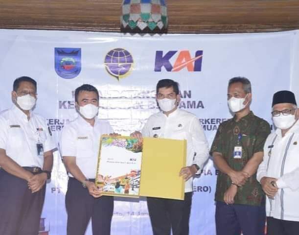 PERLHATKAN— Wali Kota Sawahlunto Deri Asta memperlihatkan surat MoU setelah ditandatangani bersama Balai Teknik Perkeretaapian (BTP) Wilayah Sumbar dan PT. Kereta Api Indonesia.