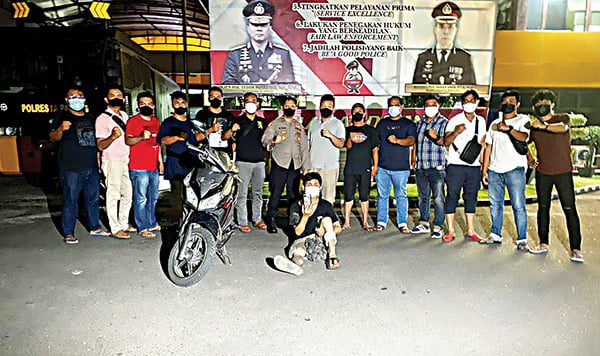 PENCURI HP— Darwin (41) yang nyaris diamuk massa karena kedapatan mencuri Hp diamankan di Polresta Padang.