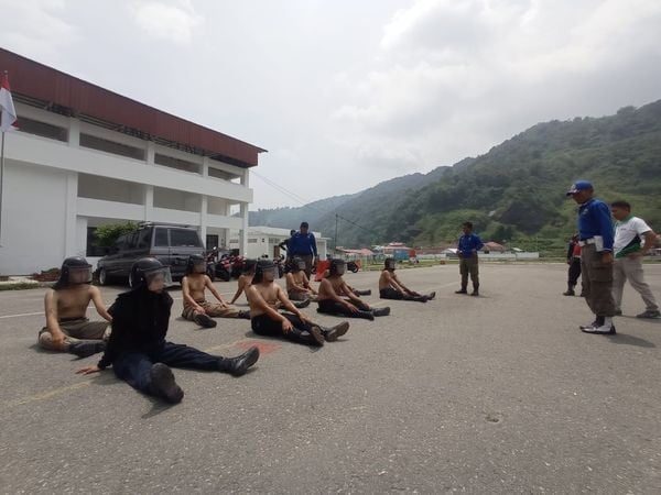 Sebanyak 17 orang anggota Satuan Polisi Pamong Praja dan Pemadam Kebakaran (Satpol PP Damkar) ikuti pembinaan fisik dan mental di depan Mako Satpol PP Damkar, Sabtu (29/1).