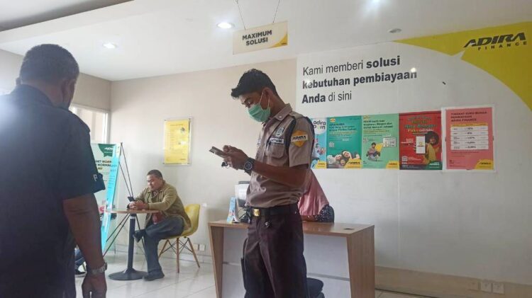 DATANGI— Dodi Sastra saat mendatangi Kantor Adira di Jalan Sukarno Hatta Kota Payakumbuh untuk menanyakan perihal sepeda motornya. Namun di lokasi tersebut ia merasa tidak dihiraukan.