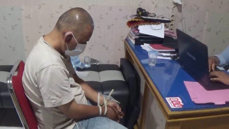 PELAKU CABUL— Pelaku RP (49) yang tega mencabuli dua anak tiri yang masih berstatus pelajar SD menjalani pemeriksaan di Mapolres Solok Kota