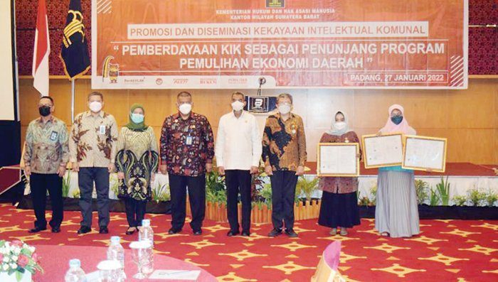 FOTO BERSAMA— Kakanwil Kemenkumham Sumbar dan Dirjen Kekayaan Intelektual berfoto bersama dengan pelaku usaha yang telah mendaftarkan permohonan kekayaan intelektual dan telah diterbitkan sertifikat oleh Kanwil Kemenkumham Sumbar, Kamis (27/1).