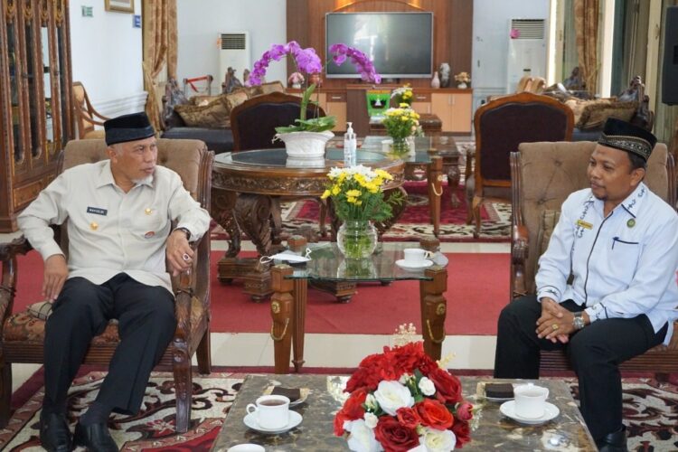 SILATURAHMI— Ketua PGMI Provinsi Sumbar, Amrizon, bersama pengurus silaturahmi dengan Gubernur Sumbar Mahyeldi Ansharullah, di ruang tamu Gedung Istana Kompleks Gubernuran, Selasa (25/1).