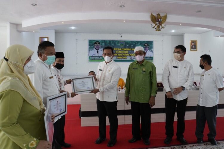 SERAHKAN—Sekretaris Daerah Kota, Sonny Budaya Putra, A.P, M.Si  serahkan penghargaan pada tiga OPD.