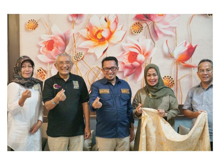 PERKENALKAN--Bupati Tanah Datar Eka Putra, SE,MM  didampingi  Ketua TP PKK Tanah Datar Ny.Lise Eka Putra bersama Prof. Azril Azhari,Ph. D yang memperkenalkan inovasinyadalam membuat produk kain batik berbahan ampas kopi. Sabtu (29/1).