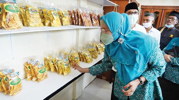 BELI OLEH-OLEH —  Ketua TP-PKK Kota Padang Ny Genny Hendri Septa membeli oleh-oleh yang dijual di Pusat Promosi UP2K PKK Kecamatan Bungtekab, usai diresmikan Wako Padang Hendri Septa, Rabu (19/1).