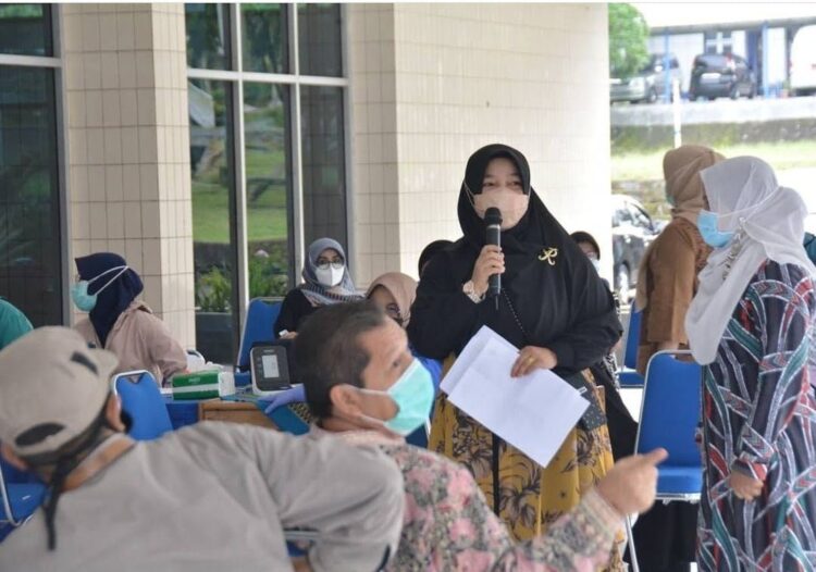 SOSIALISASI—Kepala Bidang Pencegahan dan Pengendalian Penyakit (P2P) Dinas Kesehatan (Dinkes), Rahmaisa, SKM, saat melakukan sosialsiasi kepada warga.
