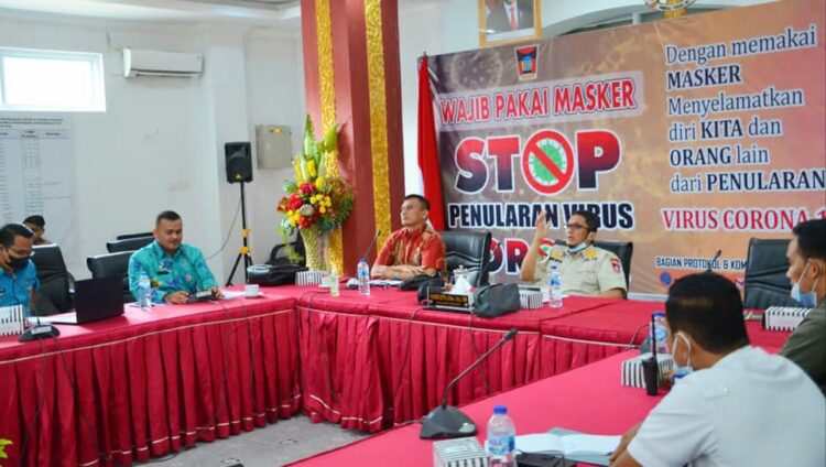 RAPAT KOORDINASI — Wali Kota Padang Hendri Septa memimpin rapat koordinasi membahas segala persoalan yang terdapat di kawasan objek wisata Pantai Padang.