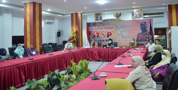 RAPAT BERSAMA IKM— Wako Padang Hendri Septa memimpin rapat pematangan pembangunan Sentra Rendang Kota Padang bersama pelaku IKM rendang, pelaku ekonomi kreatif serta OPD dan stakeholder terkait di kediaman resmi Wali 
Kota Padang, Kamis (6/1).