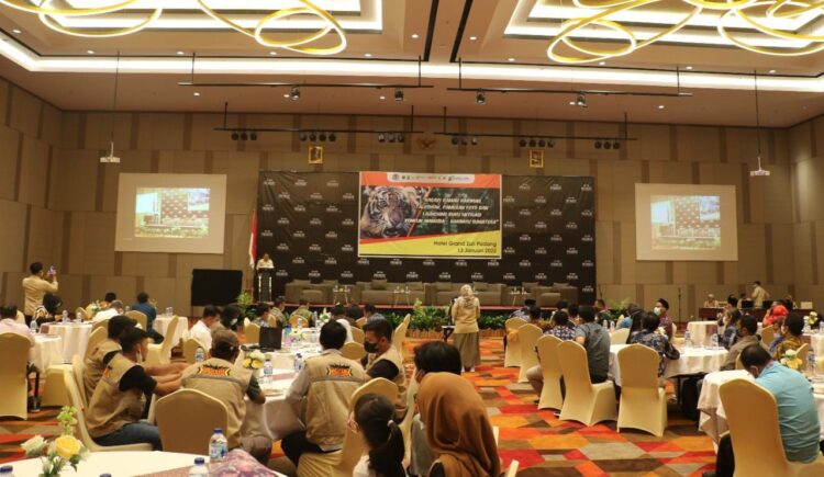 PEMBUKAAN— Wagub Sumbar Audy Joinaldy, saat membuka acara talkshow, pameran foto dan peluncuran buku konflik manusia - harimau, dengan tajuk “Nagari Ramah Harimau” di Padang, Kamis (13/1).