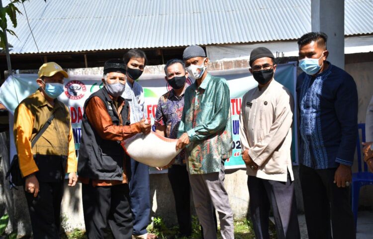 BANTUAN SEMBAKO— Penyerahan bantuan sembako dari PT Semen Padang untuk masyarakat dari rumah tangga miskin yang terdampak Covid-19 di Batu Gadang Padang, pada Agustus 2021 lalu.