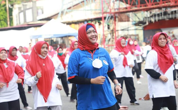 SENAM BERSAMA— Ketua YJI Cabang Padang Ny. Genny Hendri Septa mengikuti senam bersama di Pelataran Parkir Gor H. Agus Salim Padang, Rabu pagi (12/1).