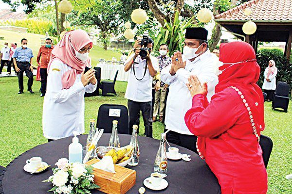 Suhatri Bur Kunjungi Banyuwangi 1 SAMBUT—Bupati Banyuwangi Hj. Ipuk Fiestiandani, S.Pd sambut Bupati Padangapriaman Suhatri Bur bersama , Ketua TP PKK. Ny. Yusrita Suhatri Bur saat sampai di Pendopo.