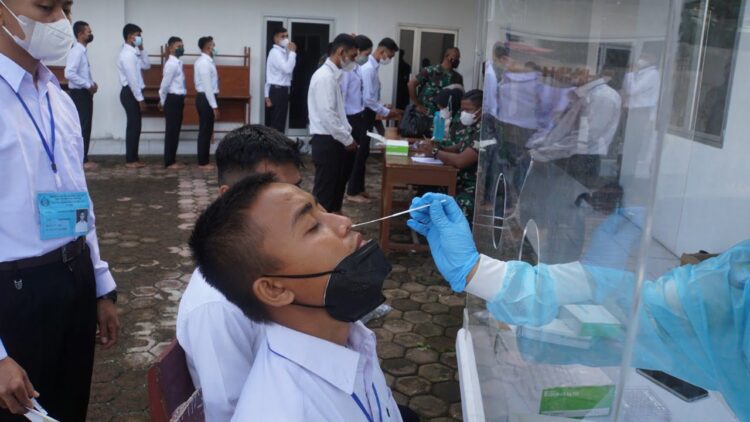 TES SWAB— Sebelum mengikuti tes lanjutan calon TNI AL, para calon menjalani tes swab yang dilaksanakan langsung oleh tim Nakes Lantamal II, Kamis (13/1).