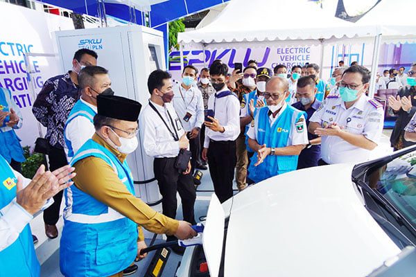PLN mengoperasikan Stasiun Pengisian Kendaraan Listrik Umum (SPKLU) pertama di Sumatera Barat (Sumbar), infrastruktur ini diharapkan dapat meningkatkan daya tarik masyarakat terhadap kendaraan listrik.
