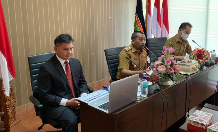 RAPAT KHUSUS— Wagub Sumbar Audy Joinaldy didampingi Sekdaprov Hansastri dan Kepala Perwakilan Bank Indonesia Sumatera Barat, Wahyu Purnama, menggelar rapat khusus evaluasi pertumbuhan ekonomi sekaligus proyeksi perekonomian tahun 2022 bersama Bank Indonesia dan Kepala OPD Pemprov Sumbar di kantor Gubernur, 
Selasa (18/1).