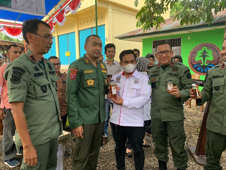 Pemprov Sumbar Kembali Salurkan Bantuan Lebah Madu Galo-Galo 1 KUNJUNGI— Wakil Gubernur Sumbar, Audy Joinaldy kunjungi Kelompok Perhutanan Sosial Hutan Nagari Lubuak Karak, di Kantor Kesatuan Pengelolaan Hutan Produksi (KPHP) Dharmasraya.