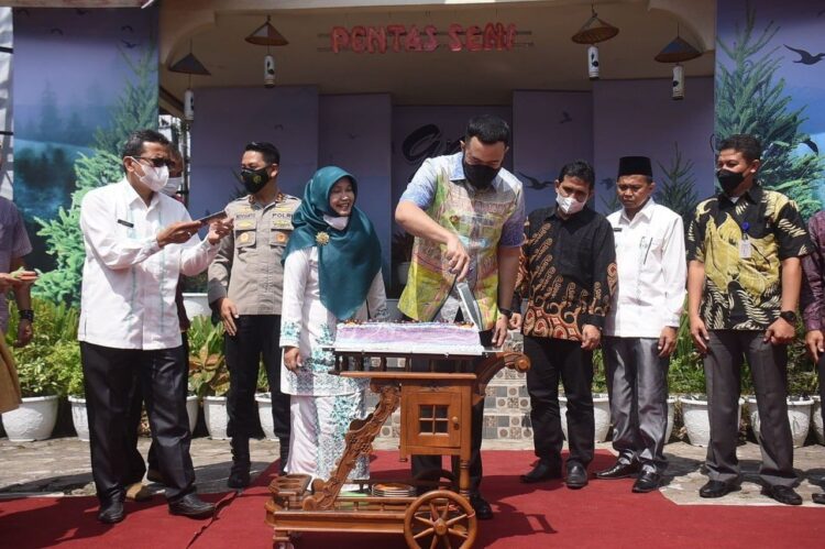 POTONG KUE— Wako Fadly Amran saat potong kue  pada perayaan Milad ke-94 SMPN 1 Padangpanjang, Kamis (27/1).