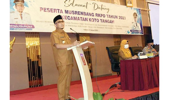 PEMBUKAAN MUSRENBANG— Wali Kota Padang Hendri Septa memberikan arahan saat membuka secara resmi pelaksanaan Musrenbang Kecamatan Koto Tangah Tahun 2023 di Basko Hotel Padang, Senin (24/1).