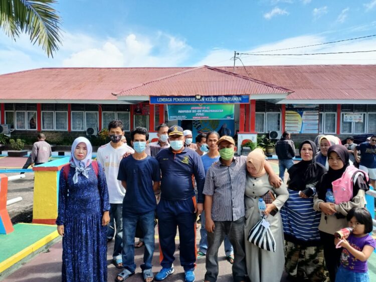 DITUNGGU KELUARGA—Sebanyak 15 orang warga binaan (narapidana) Lapas Pariaman  yang sudah bebas ditunggu oleh orangtuanya.