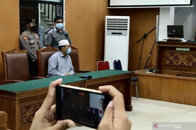 SIDANG—Terdakwa kasus penistaan agama Muhammad Yahya Waloni divonis 5 bulan penjara oleh Majelis Hakim Pengadilan Negeri Jakarta Selatan.