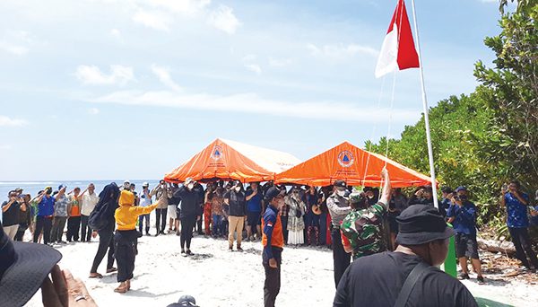 Beriloga Sabeu Batas Paling Selatan Sumbar–Bengkulu, Pulau Indah yang Memiliki Potensi Pariwisata 1 Upacara bendera yang dipimpin Wagub Sumbar Audy Joinaldy di Pulau Beriloga Sabeu, Kabupaten Mentawai Senin, (21/2) dalam ekspedisi Beriloga Sabeu Island atau Sanding Island.