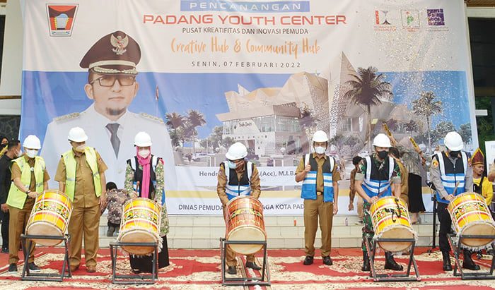 Suasana peresmian dimulainya pembangunan gedung youth center oleh walikota Padang