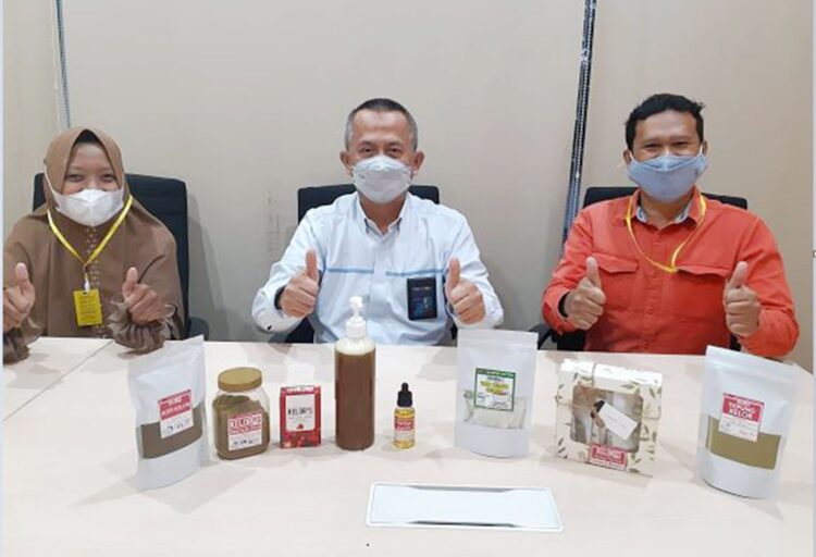 “Dukung Program Gratieks, UMKM binaan PLN Ikuti Workshop di Bali” 1 UMKM Dapur Aru yang merupakan binaan PT PLN (Persero) Unit Induk Pembangunan Sumatera Bagian Tengah (PLN UIP Sumbagteng) dan Balai Penerapan Standar Instrumen Lingkungan Hidup dan Kehutanan Kuok (BPSI LHK Kuok) mengikuti Workshop dan Business Matching Pengembangan Pasar Moringa Indonesia.