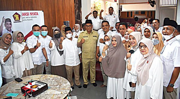 Ketua DPC Partai Gerindra Padang, H. Syafrial Kani  didamping Sekretaris Ir, Erizal Syaf. MM bersama Anggota DPRD Padang dan Kader DPC Partai Gerindra Padang