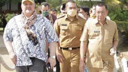 Duta Besar Kerajaan Arab Saudi untuk Indonesia, HE Esam bin Ahmed Abed Al Thaqafi, Senin (31/1) didampingi Wagub Sumbar Audy Joinaldy  mengunjungi kawasan Mandeh di Pessel meninjau peluang investasi.