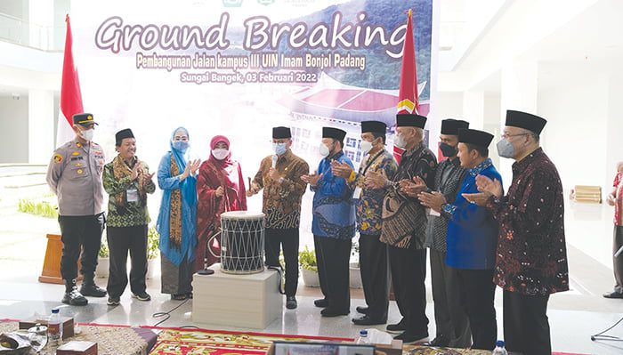 Rektor UIN IB Prof Martin Kustati bersama Ketua Komisi VIII DPR RI Yandri Susanto yang didampingi Anggota DPR  RI Komisi VIII Muhammad Asli Chaidir dan Lisda Hendrajoni saat melakukan pembukaan ground breaking pembangunan jalan lingkung kampus lll Universitas Islam Negeri (UIN) Imam Bonjol Padang Sungai Bangek Kecamatan Koto Tangah. Kamis (03/02)
