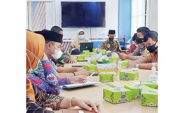 RSUD Padangpariaman Jalin Silaturahmi, Ninik Mamak dan Tomas Dukung Kemajuan RSUD 1 direktur RSUD Padangpariaman dr Jasneli Mars, memberikan penjelasan tentang kemajuan dan perkembangan RSUD saat ini kepada para niniak mamak dan tokoh maysarakat di Nagari Parit Malintang.