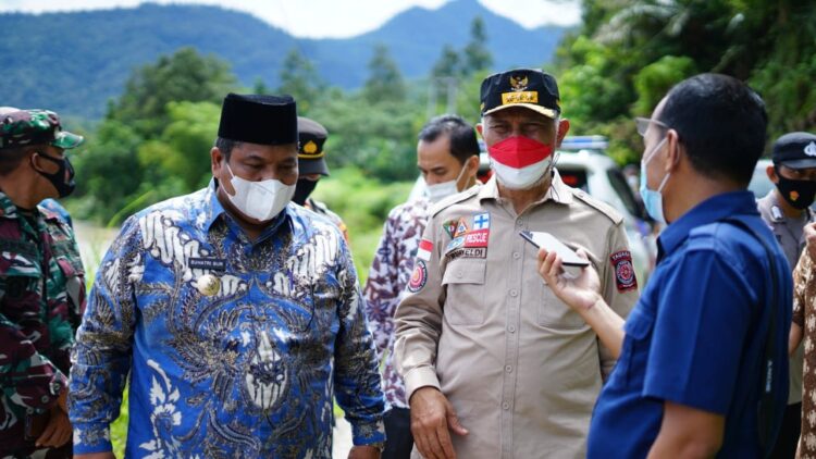 PERBAIKAN— Bupati bersama gubernur saat meninjau jembatan Lubuak Napa.