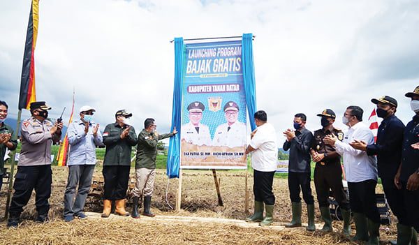 Pertama di Provinsi Sumbar, Pemkab Tanahdatar Launching Layanan Bajak Gratis 1 Bupati Tanahdatar Eka Putra dan Wabup Richi Aprian
me-launching bajak gratis di Sitakuk.
