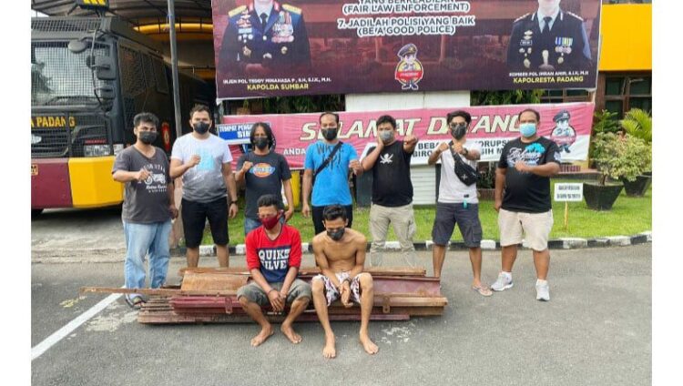 PENCURI BES— Dua dari lima pelaku yang terlibat aksi pencurian besi rolling door toko ditangkap Tim Klewang Polresta Padang.