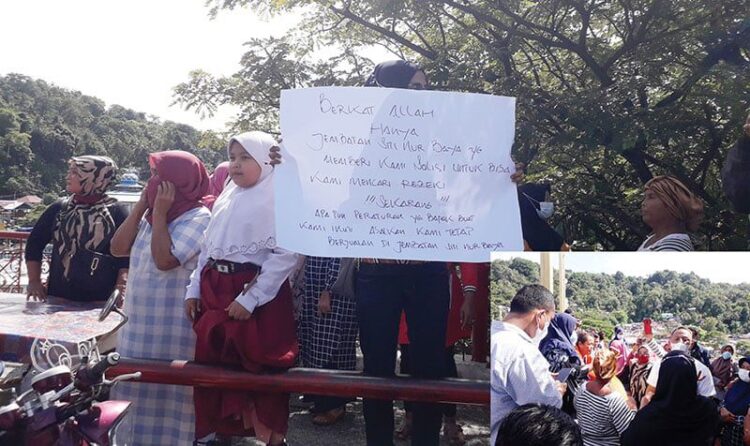 TOLAK DIRELOKASI — Puluhan PKL yang biasa berjualan di trotoar jembatan Siti Nurbaya, melakukan orasi menolak relokasi yang dilakukan Pemko ke bawah jembatan Siti Nurbaya, Senin (7/2).
