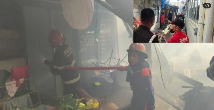 KEBAKARAN— Petugas Damkar berjibaku memadamkan api yang membakar enam rumah di Jalan Belakang Tangsi, Kecamatan Padang Barat.