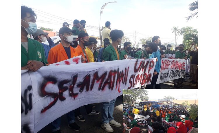 UNJUK RASA— Aliansi BEM Sumbar melakukan aksi unjuk rasa di depan Kantor Gubernur Sumbar terkait evaluasi kinerja dan menagih janji setelah setahun kepemimpinan Mahyeldi-Audy.