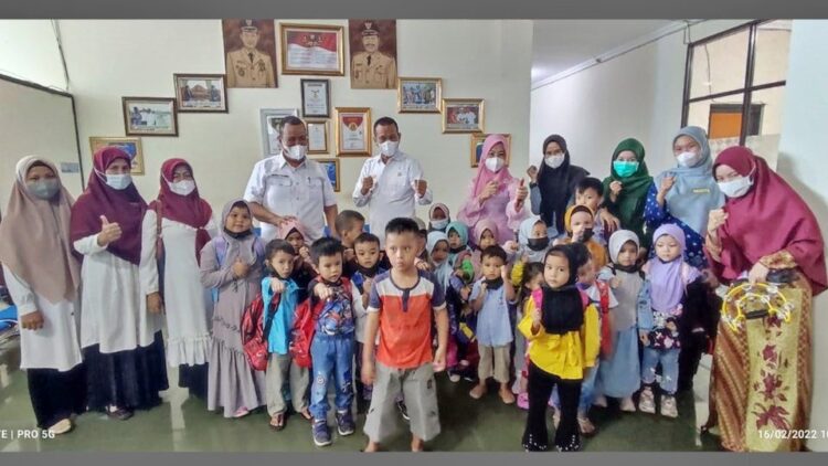 Wal Kkota Pariaman H Genius Umar, kemarin, terima kunjungan sekitar 25 orang anak-anak dari Penidikan Anak Usia Dini (PAUD) dan TK Zam-Zam.