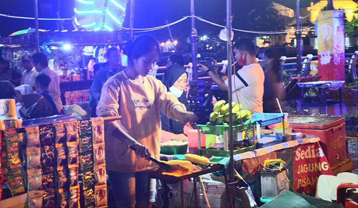 RELOKASI PEDAGANG— Plt Kepala Dinas Pariwisata Raju Minropa melakukan dialog dan melaunching pedagang Koperasi Kuliner Jembatan Siti Nurbaya (KKJSN), Kelurahan Batang Arau, Kecamatan Padang Selatan, Sabtu malam (5/2).