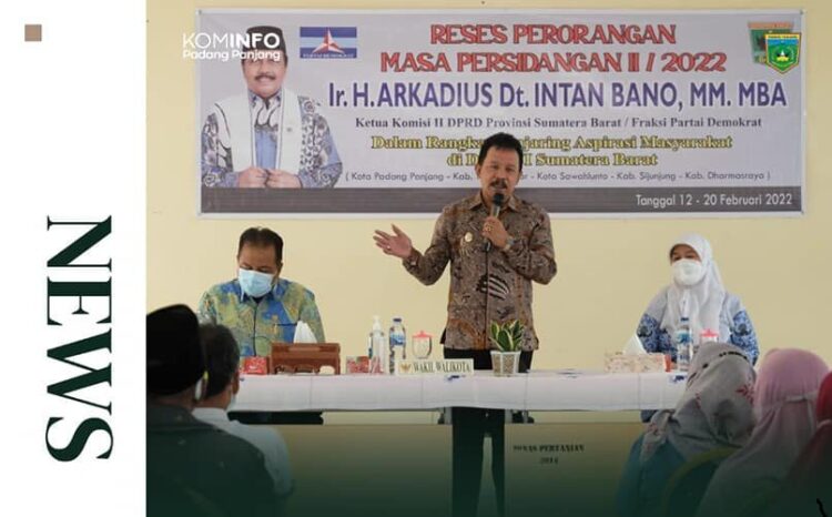Reses Perorangan Masa Persidangan II/2022 di Padangpanjang, Wawako Asrul Apresiasi Perhatian Ketua Komisi II DPRD Sumbar 1 SAMBUTAN— Wakil Wali Kota, Drs. Asrul saat berkan sambutan dan mengapresiasi Ketua Komisi II DPRD Akrkadius Intan Bano.