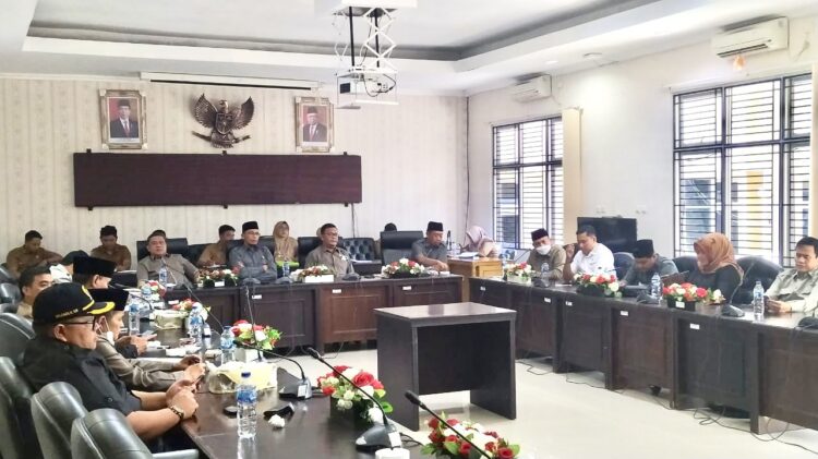 Penggalangan hak angket atas proses menyempurnakan APBD Kota Solok tahun anggaran 2022 yang dinilai cacat prosedural, terus bergulir di DPRD Kota Solok.